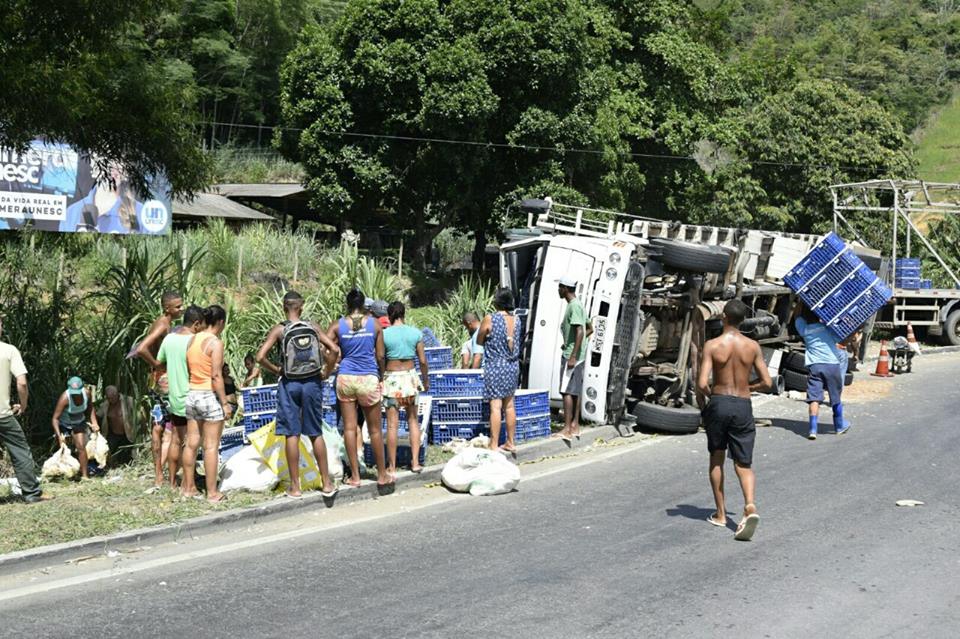 Carreta tomba e população saqueia carga de frango em João Neiva