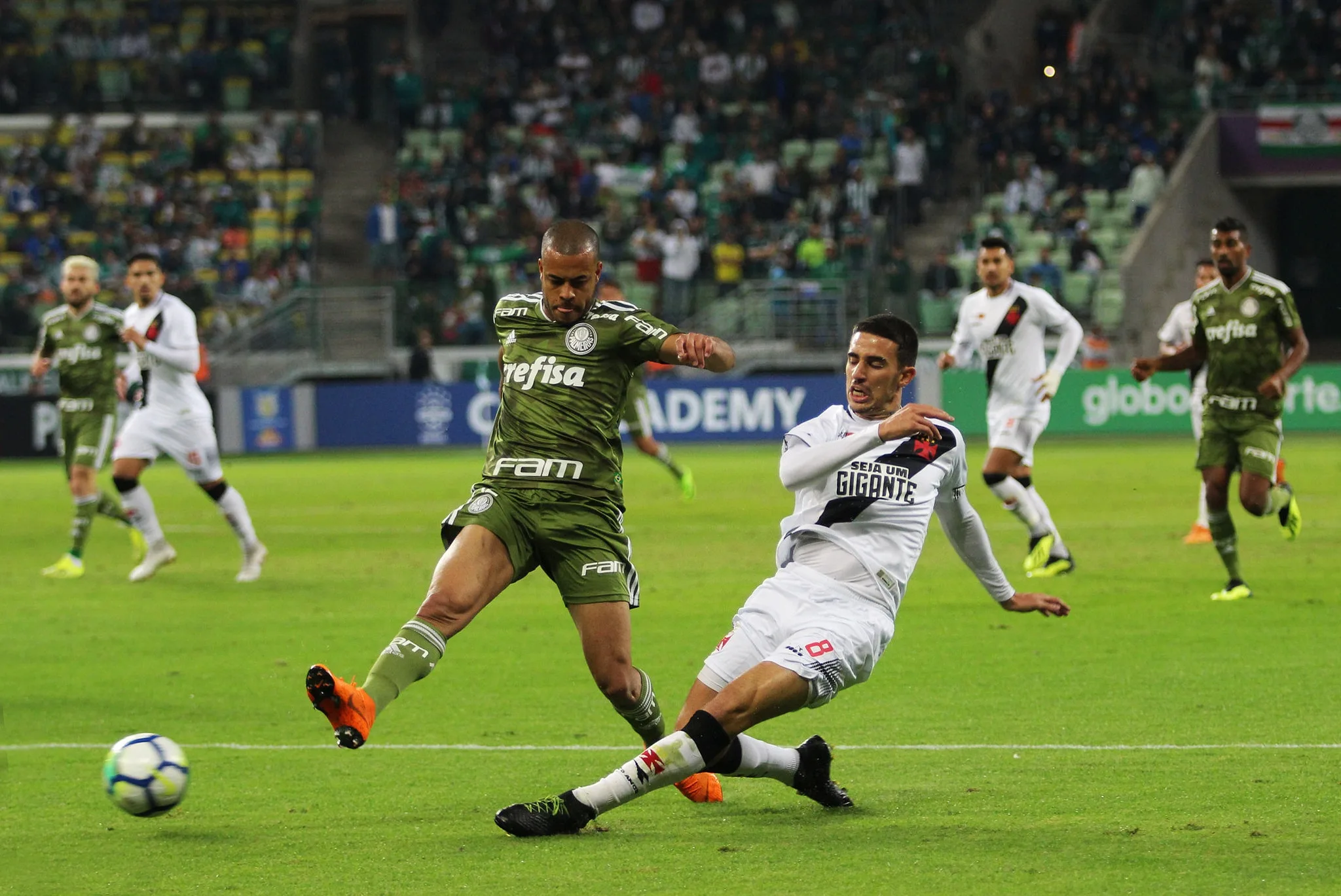 Vasco enfrenta o América-MG para se afastar da degola e vencer a 1ª com Valentim