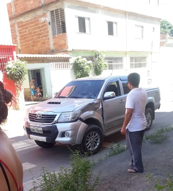 Duas pessoas morrem em acidente envolvendo caminhonete e moto em Cariacica