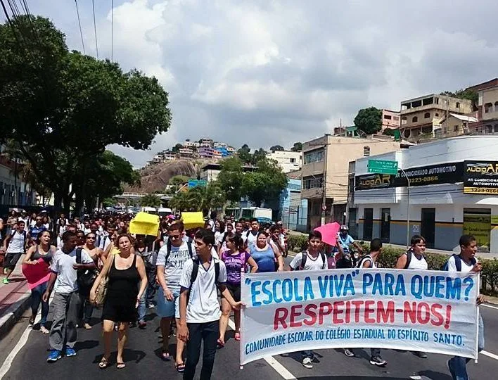 Alunos protestam contra Escola Viva e complicam o trânsito em Vitória