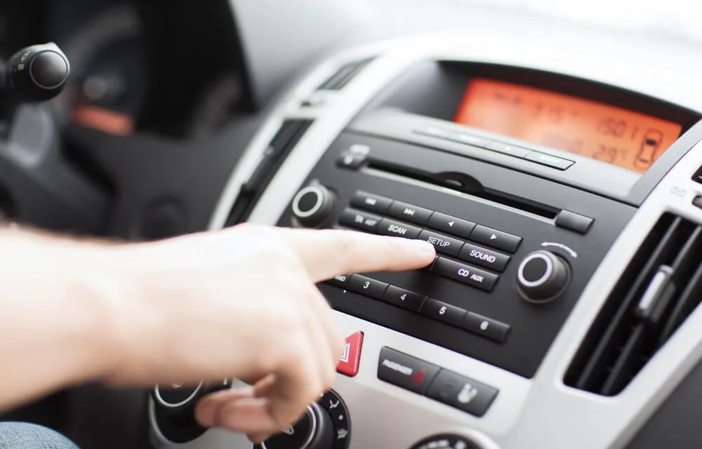 Som alto no carro pode provocar danos auditivos