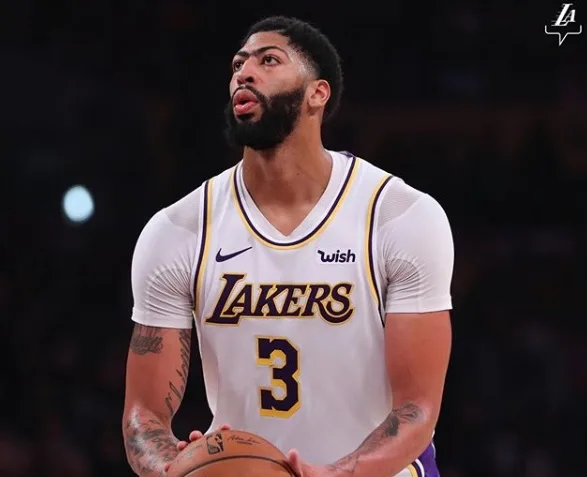 Oito anos depois, Lakers voltam a vencer nos playoffs da NBA e empatam série