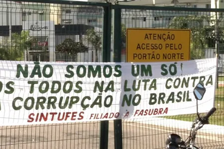 Portões da Ufes são bloqueados durante manifestação de servidores em greve