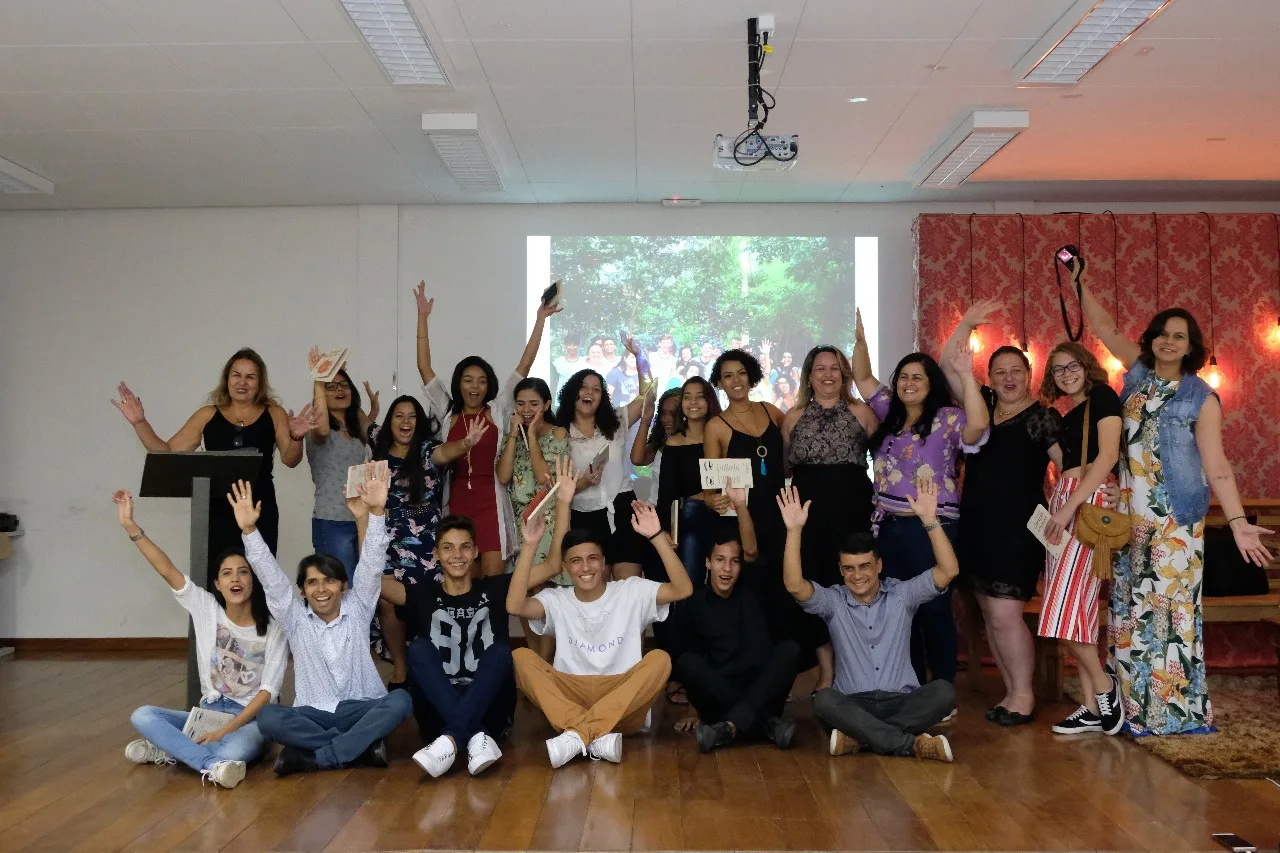 Estudantes de Cachoeiro lançam livro de crônicas ‘Lugares Invisíveis’