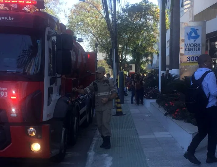 Incêndio em subestação evacua prédio na Enseada do Suá