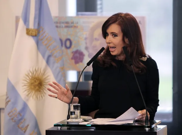 Temos de fortalecer mais que nunca nossas democracias, diz Cristina Kirchner