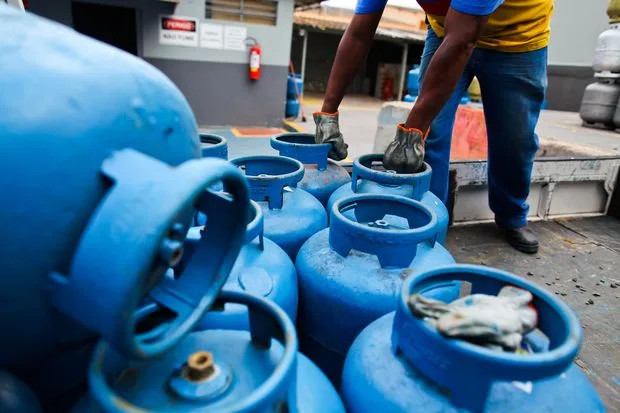 PAULINIA, SP, BRASIL. 12/11/2012. Funcionarios do Sindicato dos Trabalhadores do Comercio de Minerio, que transportam gas de cozinha e industrial estao em greve na cidade de Paulina. A greve afeta a distribuicao de gas na cidade e muitas casas estao sem o produto. Depoistos de gas na cidade operam com quantidade reduzida de botijoes. (Fotos: […]