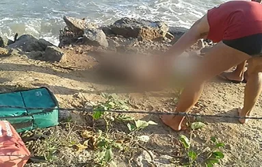 Homem bate cabeça em pedra e morre afogado na prainha da Enseada do Suá