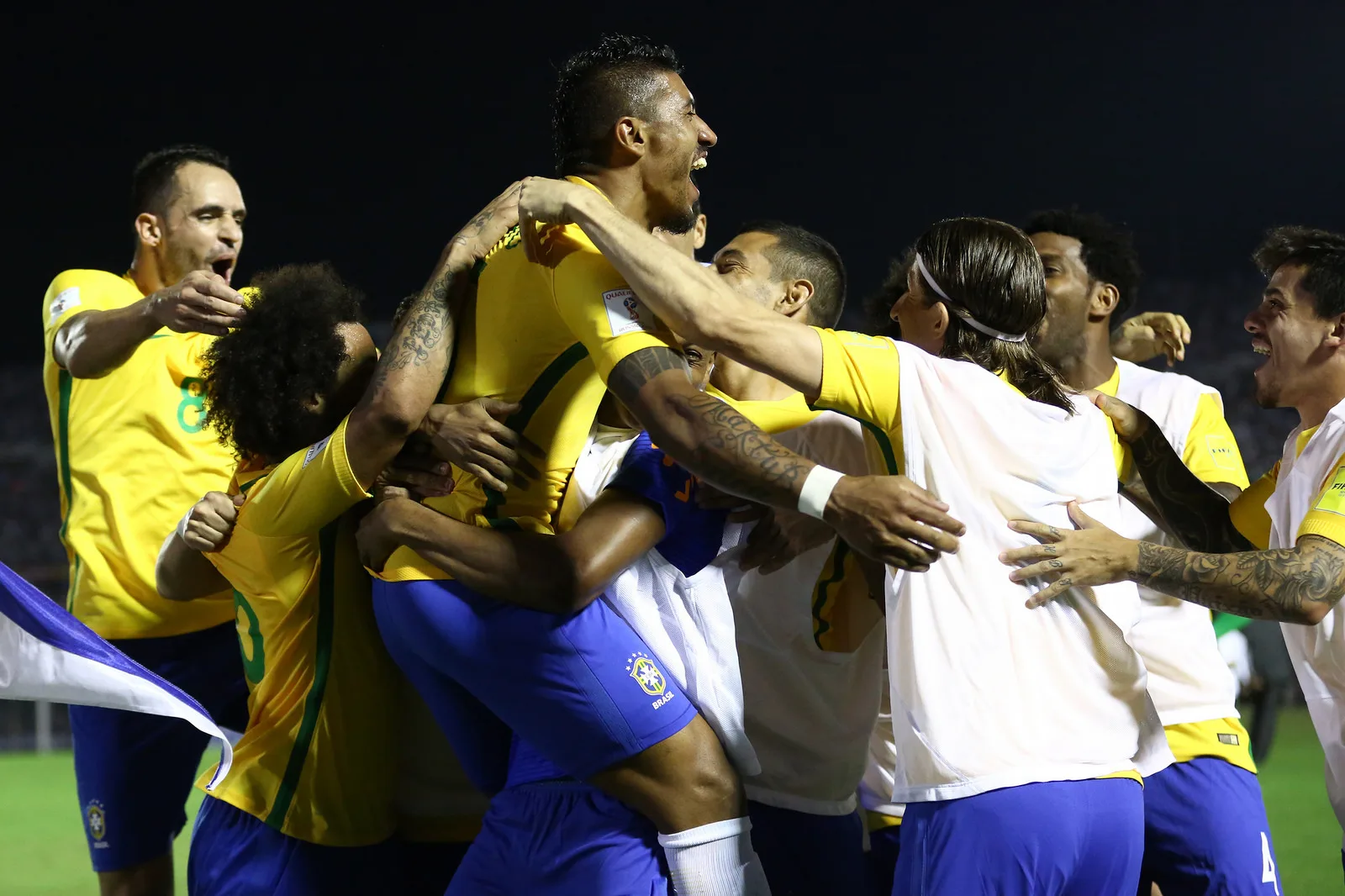 Com facilidade, Brasil vence Paraguai e torce por tropeço de Uruguai para garantir vaga na Copa