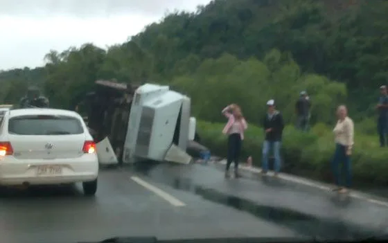 Carreta tomba na BR 262 em Domingos Martins e duas pessoas ficam feridas