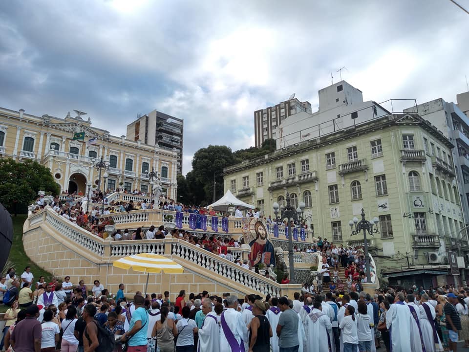 Arcebispo faz homilia em frente ao Palácio Anchieta em campanha por políticas públicas