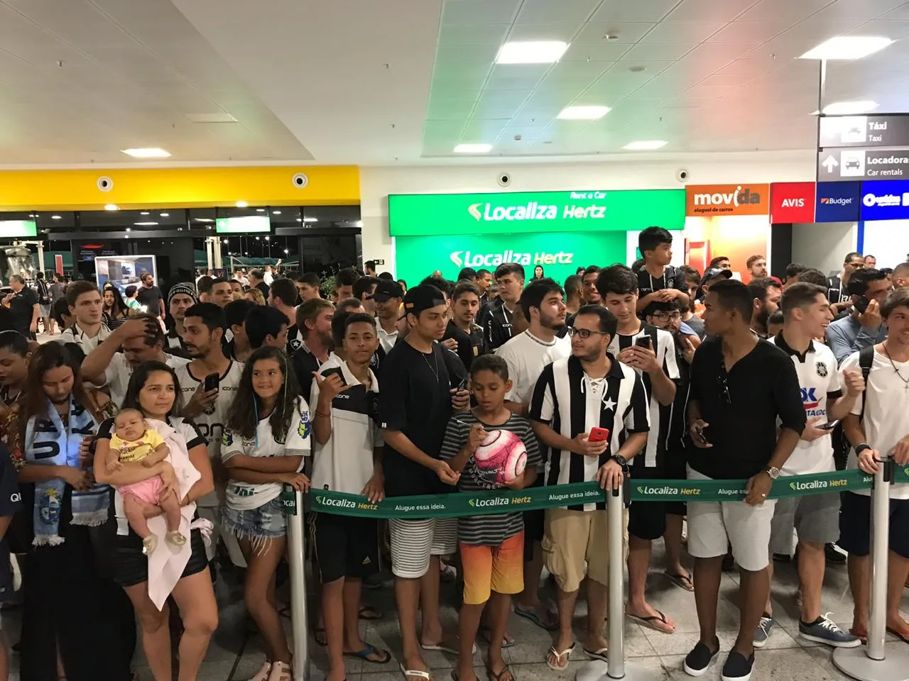 Loco Abreu desembarca em Vitória e é aclamado por torcida do Rio Branco