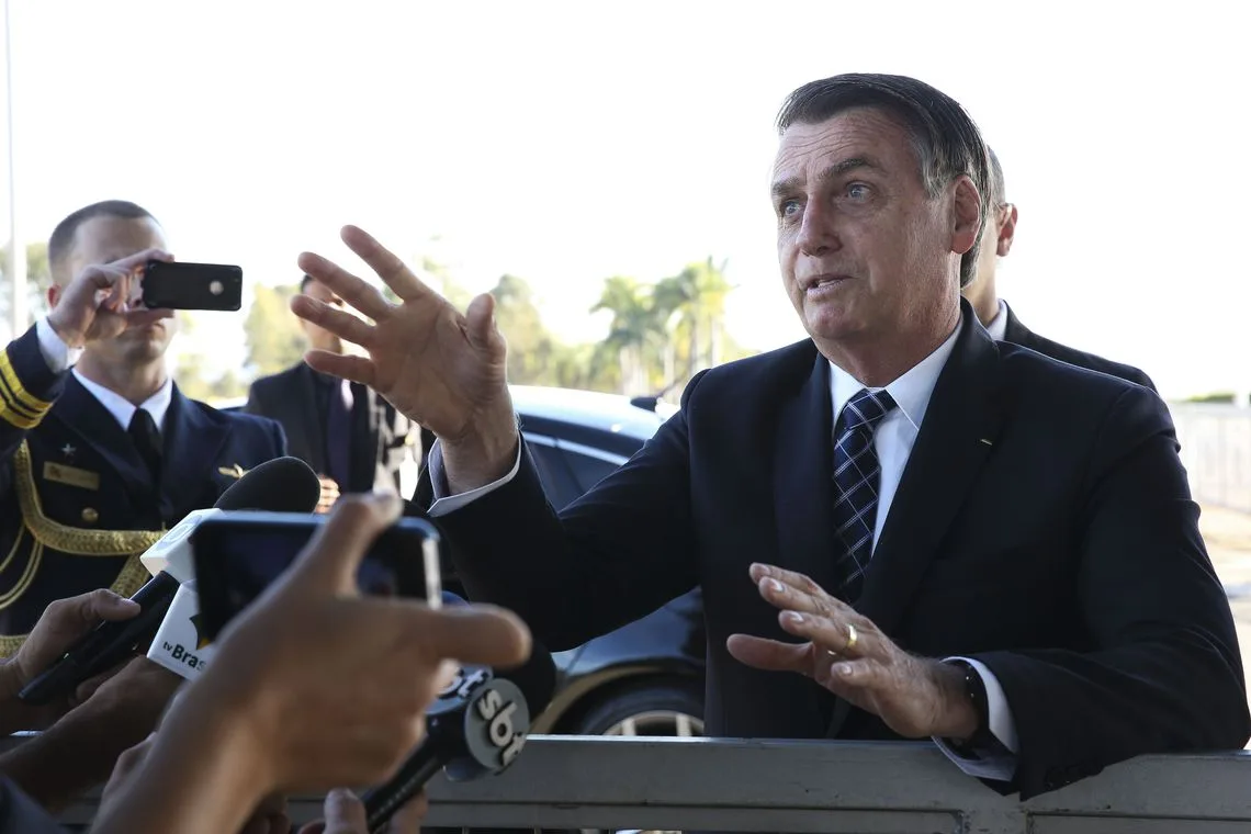 Bolsonaro cumprimenta populares e fala à imprensa ao sair do Alvorada