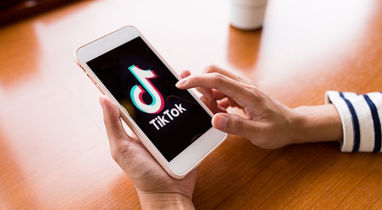 TikTok vai estabelecer limite diário de tempo de tela