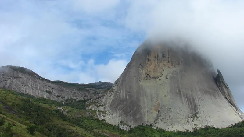 PES da Pedra Azul (ES) – Um dos principais pontos turísticos do estado, este Parque é de grande beleza cênica e possui muitos atributos naturais, caracterizando-se por vegetação rupestre (que se desenvolve sobre rochas) e Floresta Ombrófila Altimontana.