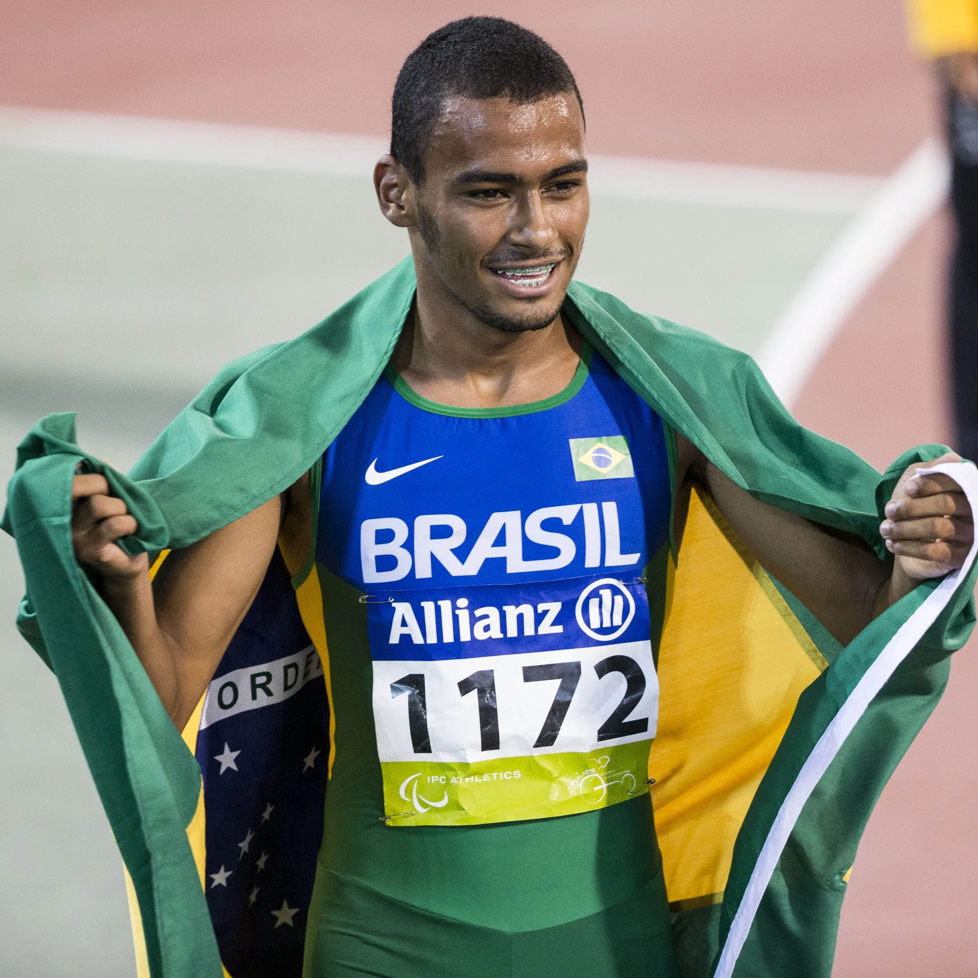 Daniel Martins quebra recorde mundial e conquista ouro no atletismo 400m