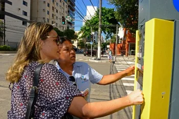 Usuários utilizando Parquímetro da Praia do Canto