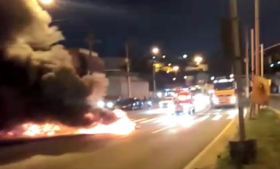 VÍDEO | Protesto interdita faixas da BR-262 em Cariacica no início da manhã desta terça-feira