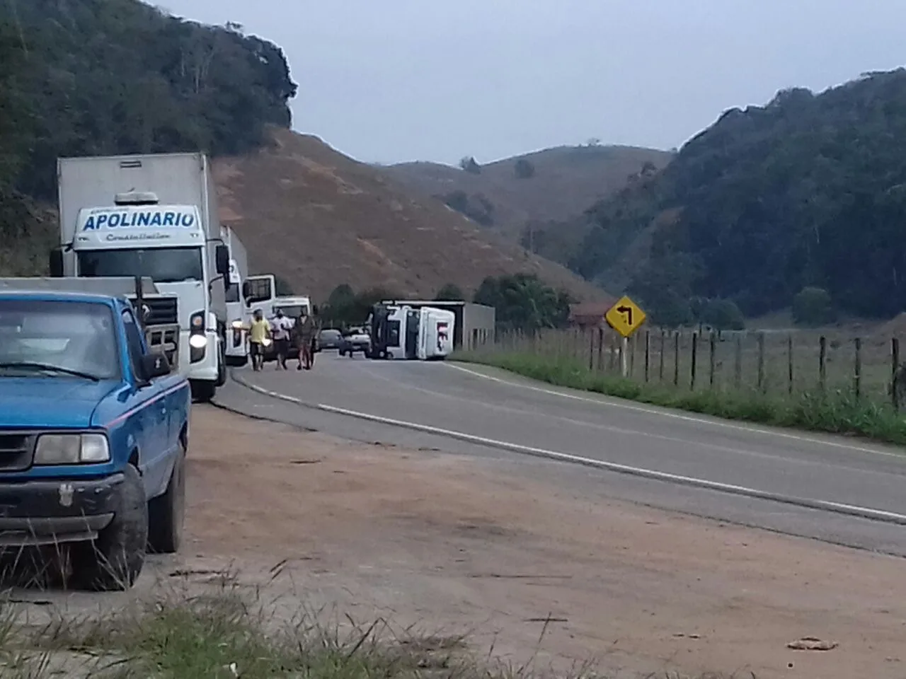 Caminhão carregado com sofás tomba em Mimoso do Sul e seis são detidos por saquear a carga