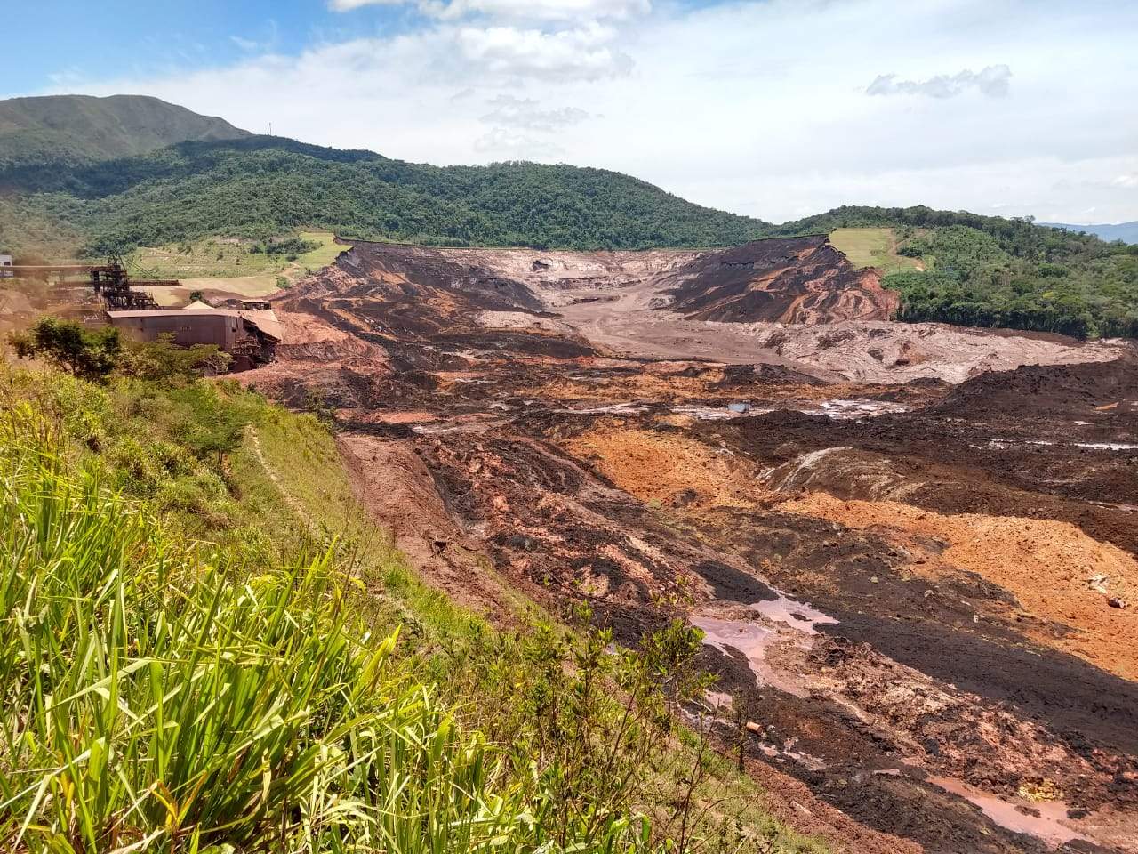 Bombeiros confirmam 200 desaparecidos após rompimento de barragem em Brumadinho