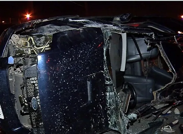 Carro fica destruído em capotamento na Rodovia do Sol, em Vila Velha