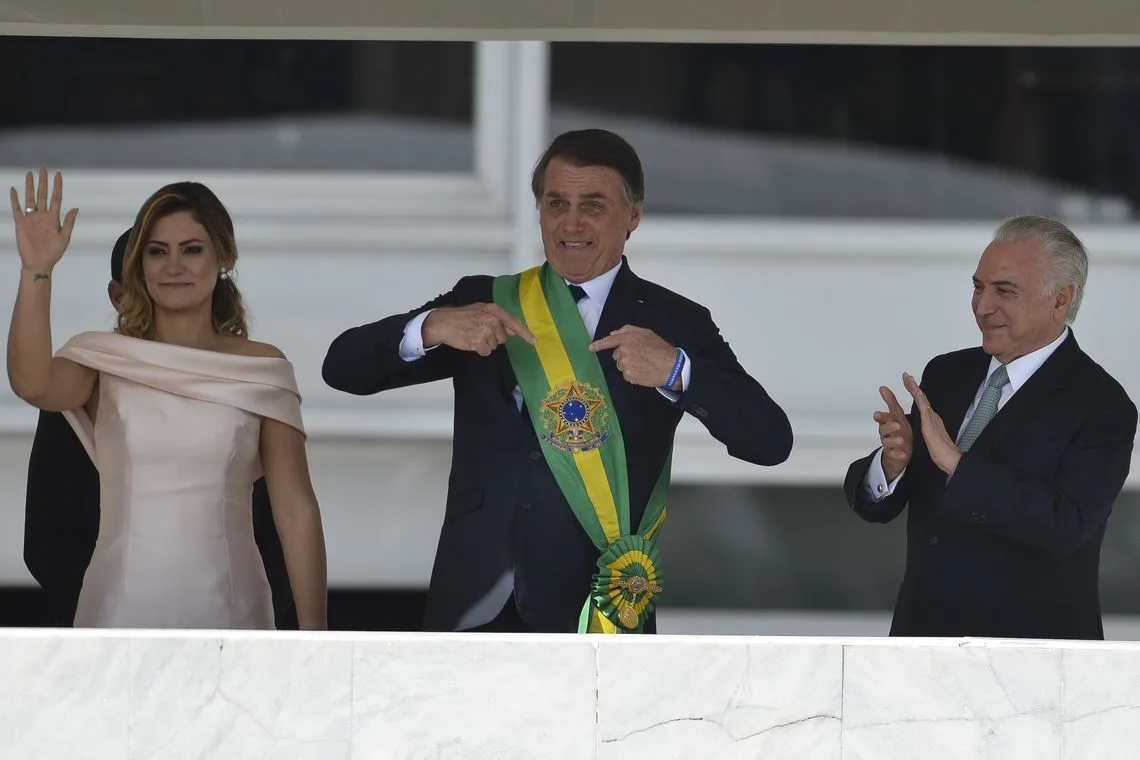 Presidente Jair Bolsonaro saúda o povo depois de receber a faixa presidencial.