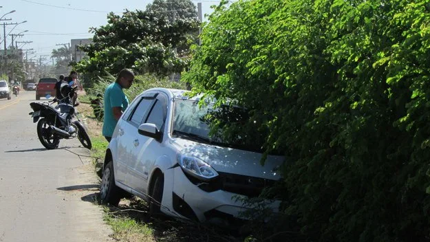 Idoso é atropelado em Itapemirim e fica preso a uma cerca de arame