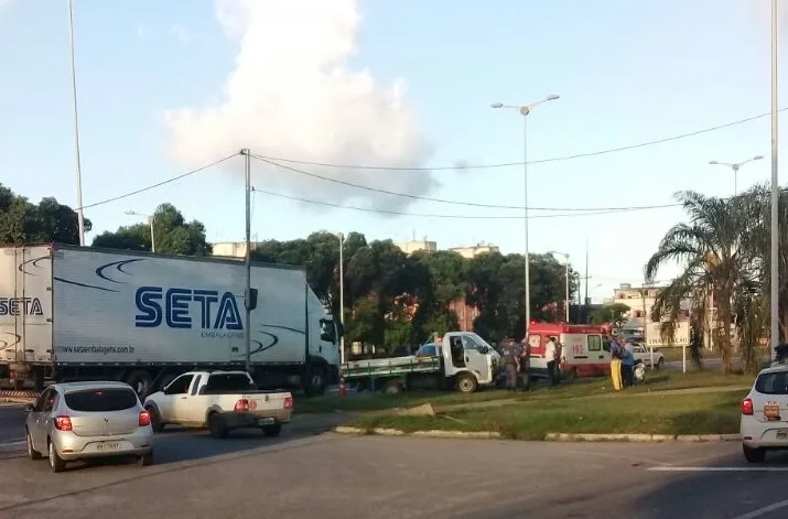 Acidente envolvendo um caminhão deixa dois feridos na Serra