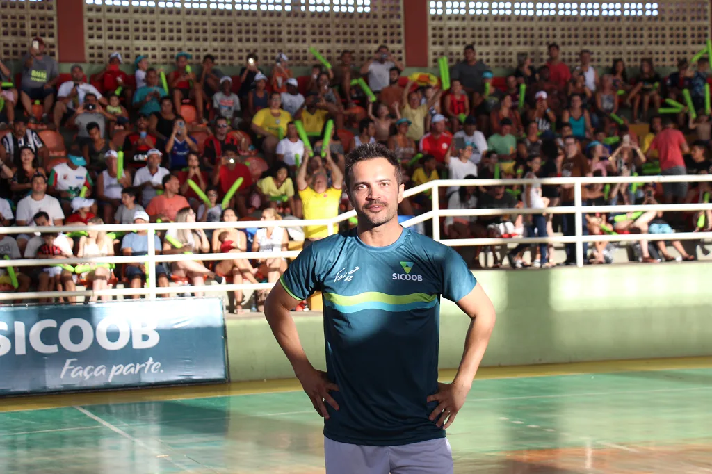 Ginásio cheio e fã emocionado com a presença do jogador Falcão em Anchieta