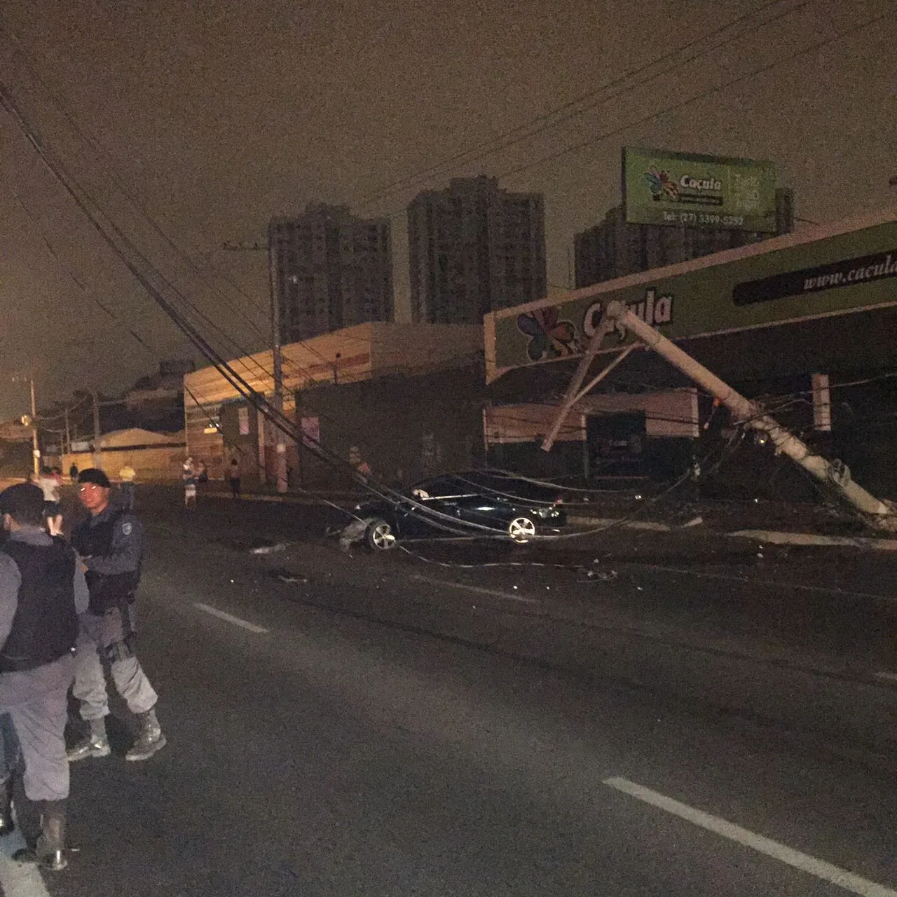 Carro bate em poste e motorista fica ferido em avenida de Vila Velha