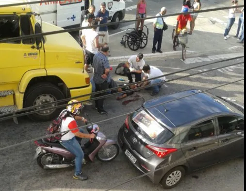 Cadeirante que pede esmola em sinal é atropelado por caminhão em Vila Velha