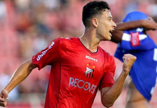 'Posso jogar pelo Brasil ou pela Itália', diz Gabriel Martinelli