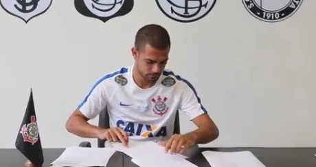 Corinthians confirma a contratação de Clayton, do Atlético-MG