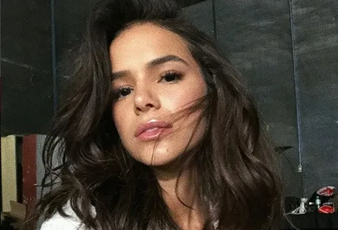 Bruna Marquezine responde seguidora sobre namoro com Neymar