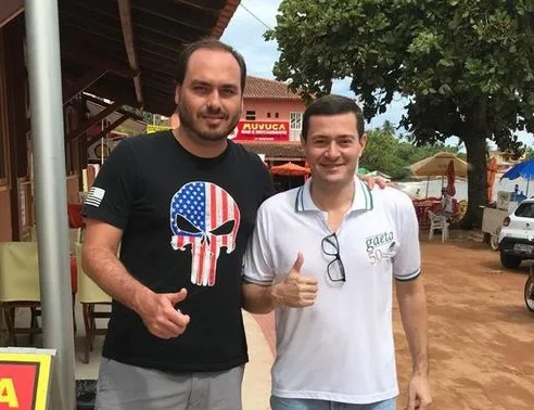 Carlos Bolsonaro almoça em restaurante em Guarapari