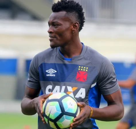 Zagueiro Paulão rescinde contrato com o Vasco e nem viaja para o Equador