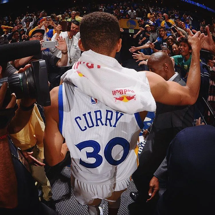 Curry reage, bate recorde e lidera Warriors em vitória sobre o Pelicans