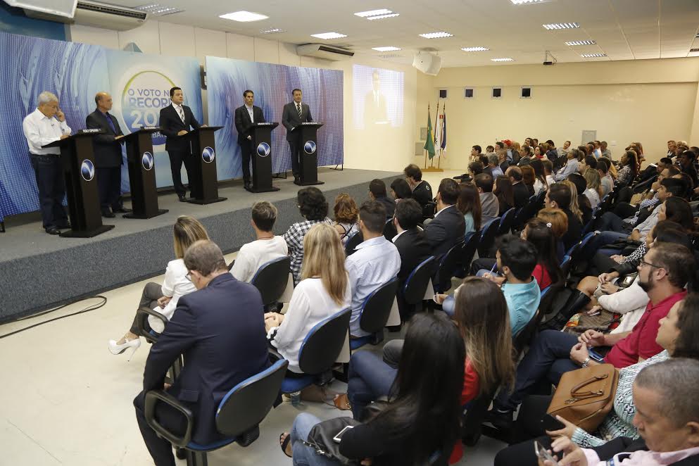 Eleitores participam ao vivo e aprovam formato de debate com candidatos de Vitória