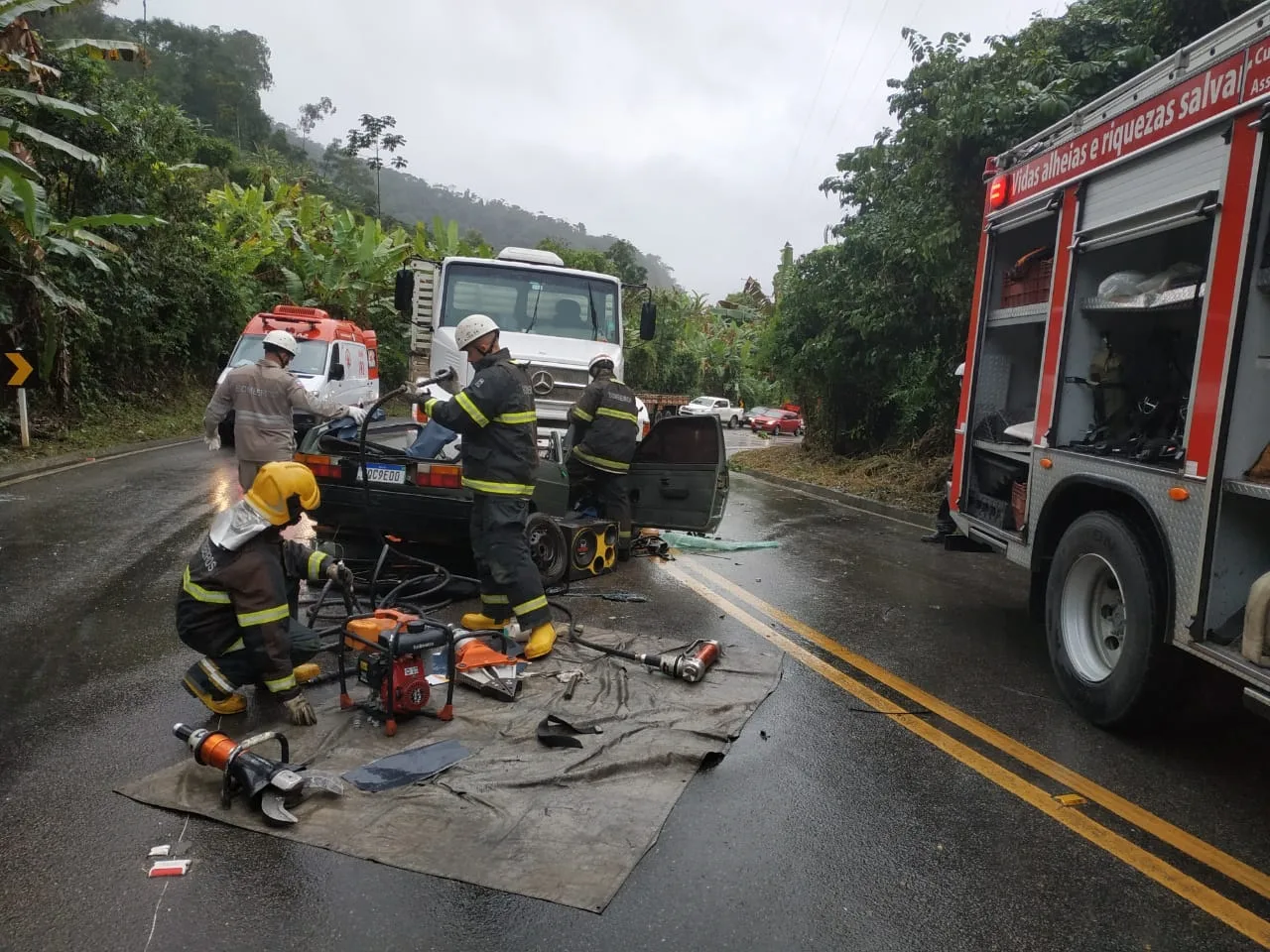 Vítima fica presa às ferragens após batida entre carro e caminhão em Fundão