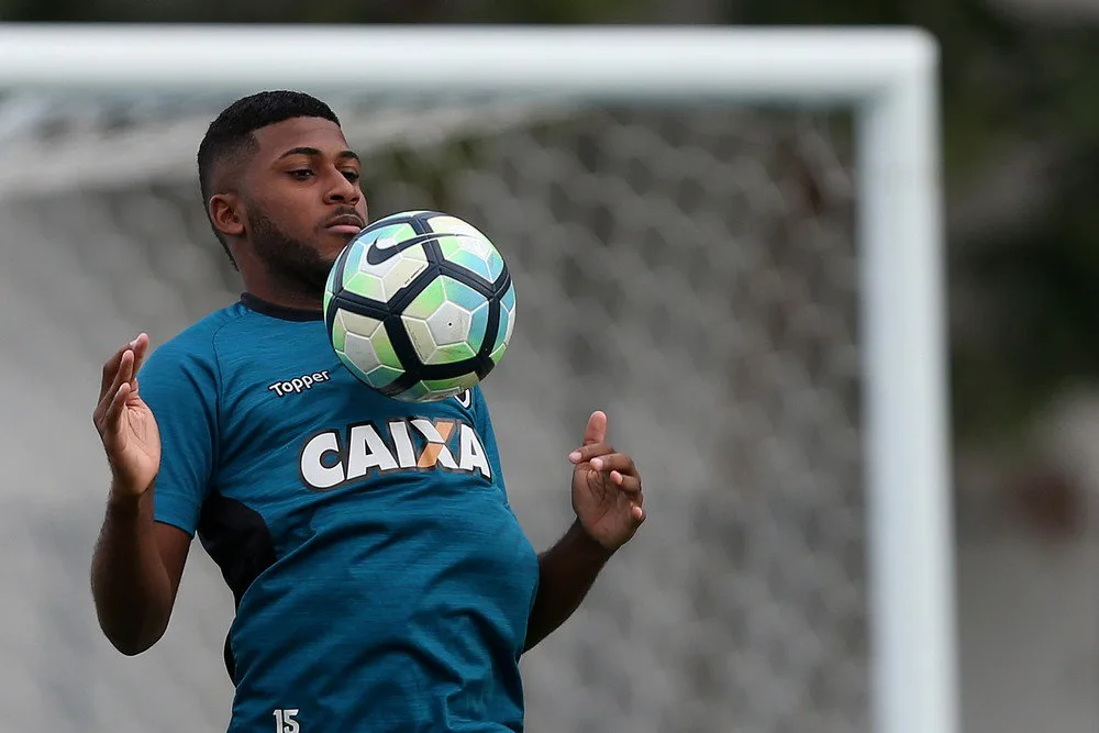 Diretor do Corinthians diz que acerto com Emerson Santos está próximo