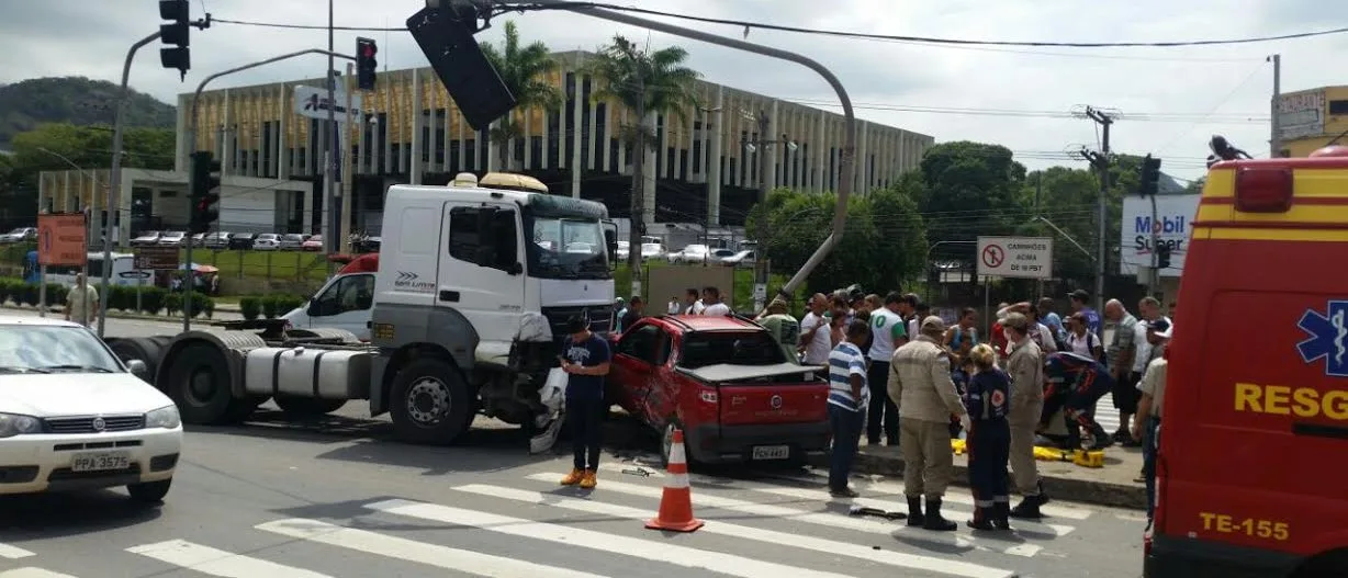 Acidente entre carreta e veículo de passeio deixa feridos e trânsito lento em Cariacica