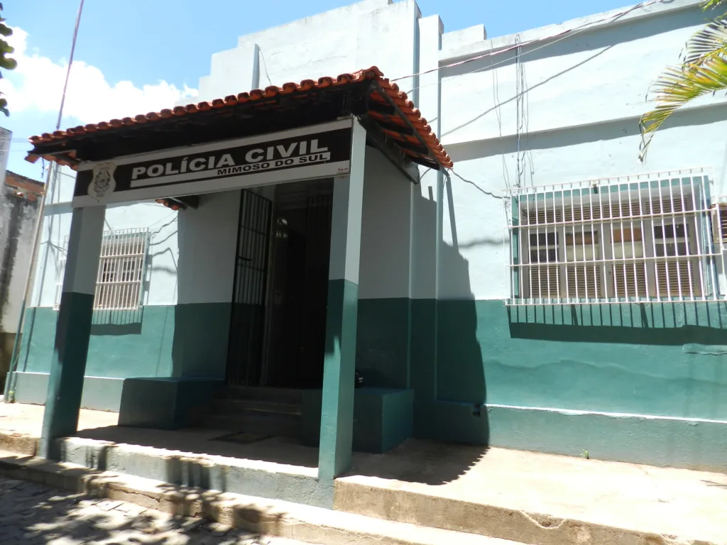 Aluno é flagrado com arma de brinquedo no interior de escola em Mimoso do Sul Aluno é flagrado com arma de brinquedo no interior de escola em Mimoso do Sul