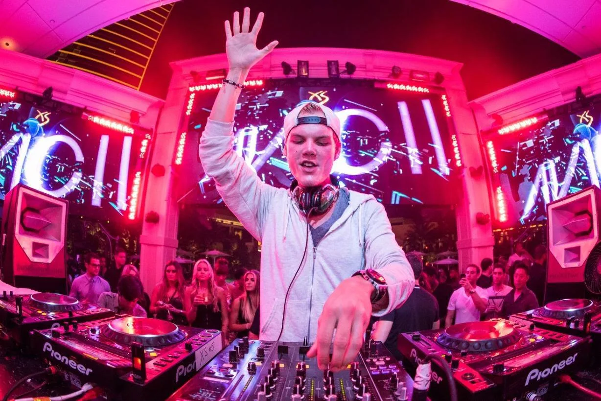 Irmão de Avicii viaja a Oman em busca de respostas sobre a misteriosa morte do DJ