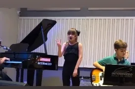 Rafaella Justus encanta a mãe ao cantar e tocar piano e bateria em apresentação