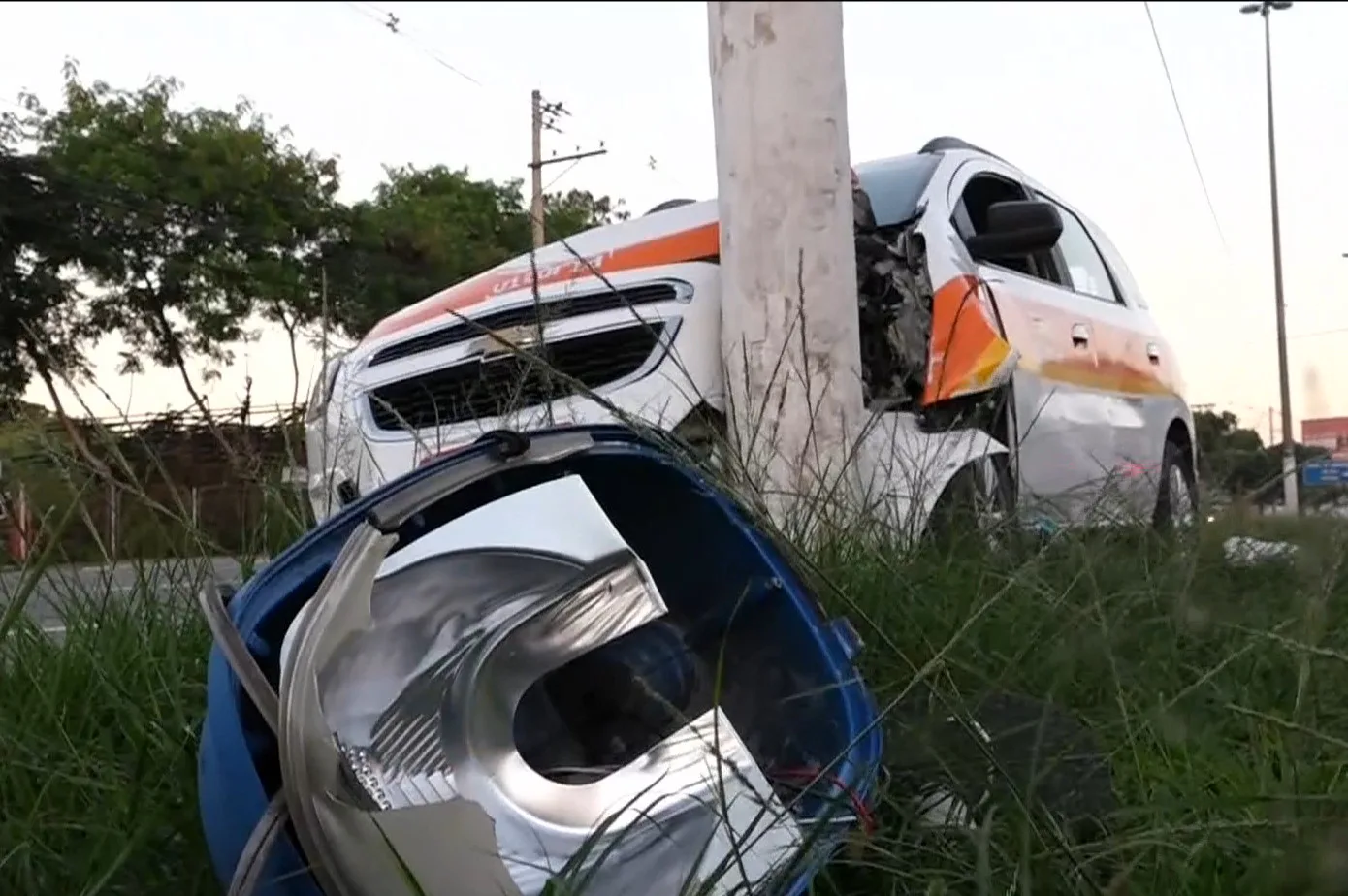 Taxista bate em poste e fica ferido na avenida Carlos Lindenberg, em Vila Velha