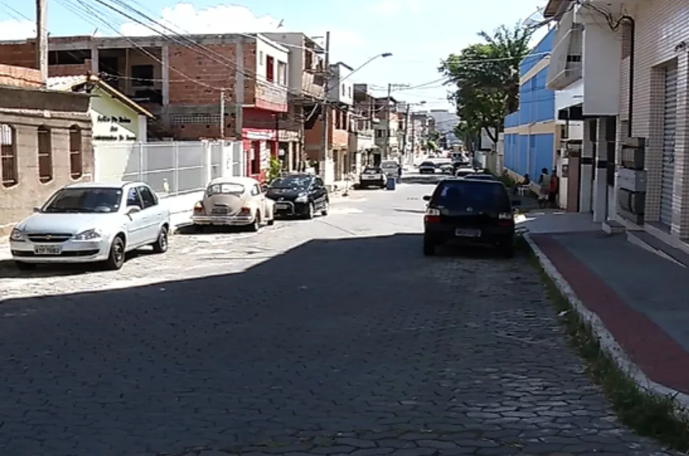 Dupla bate carro roubado em viatura durante perseguição e troca de tiros em VV