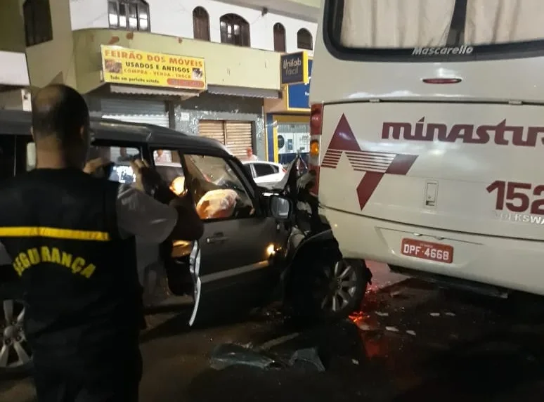 Acidente entre caminhonete e ônibus termina em briga em Guarapari. Veja vídeo!