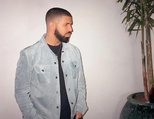 Drake supera Elvis Presley com mais hits no top 10 da Billboard