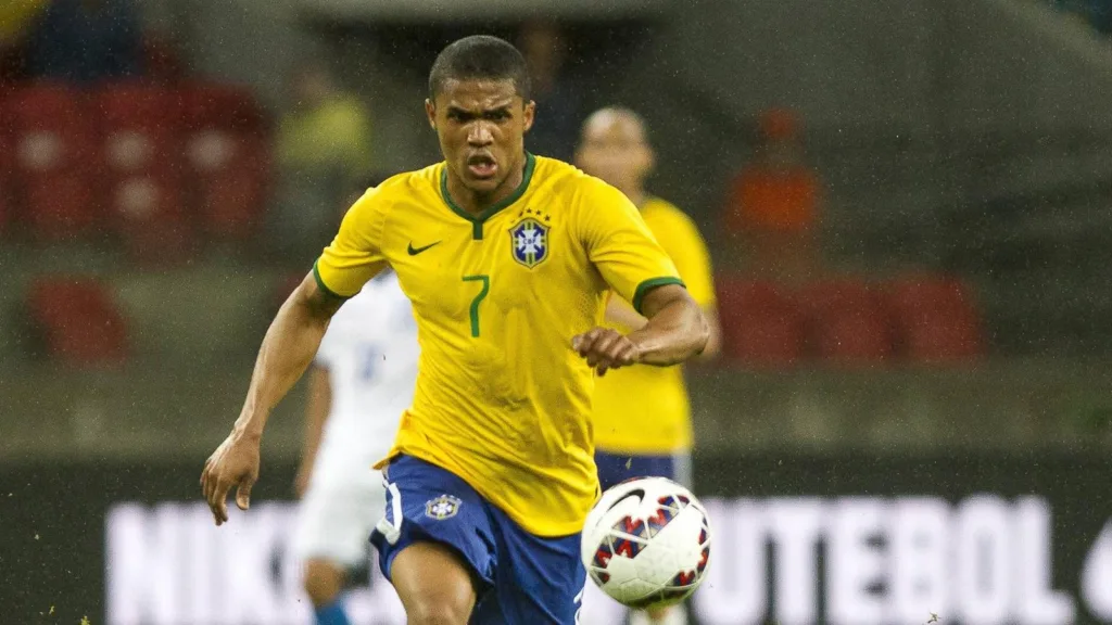 Douglas Costa se apresentou à seleção lesionado e pode ficar fora de amistoso