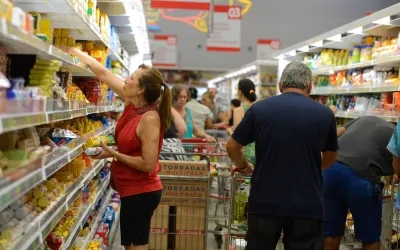 Compras de 43% na crise foram restritas a itens de primeira necessidade, afirma estudo